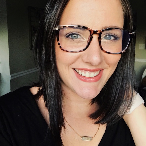 Meet your Poshers, Brittany & Baylie - Picture 2 of 9